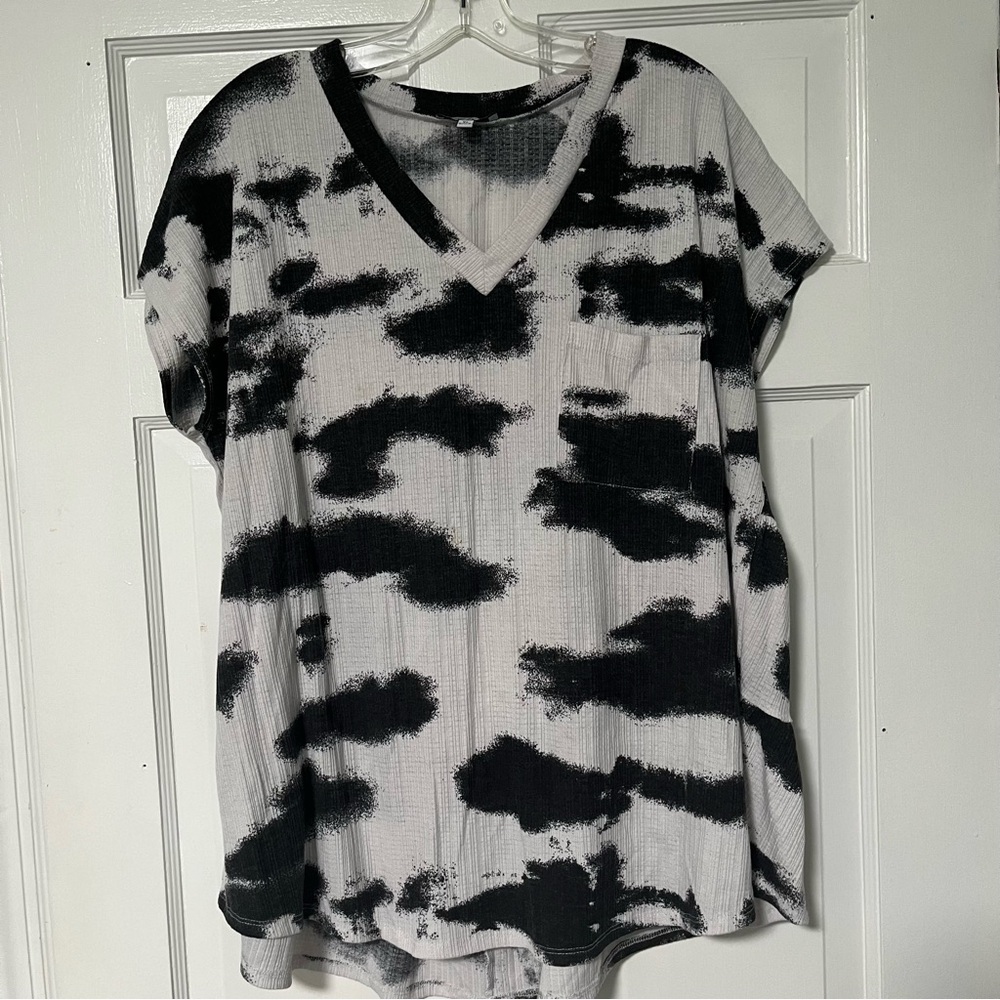 White Birch Bold design Black and White Short Sleeve v-neck Top - Picture 1 of 2